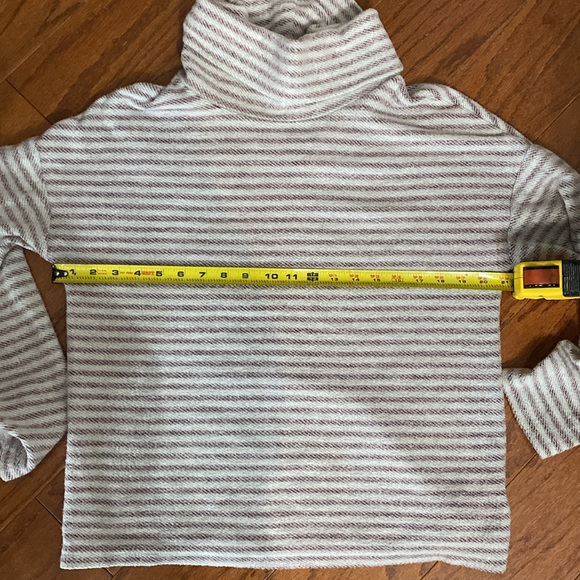 And Eawy purple/white sweater turtleneck-size Medium - Picture 8 of 10